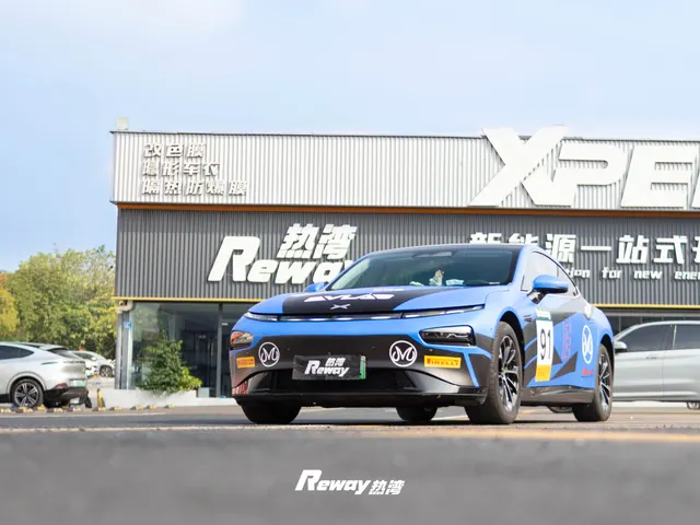 小鹏 P7 赛道风格涂装实拍